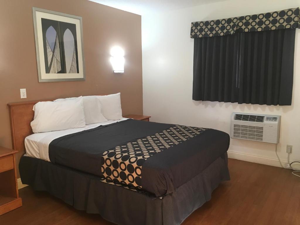 Habitación de hotel con cama y ventana en Americas Best Value Inn Beaumont California, en Beaumont