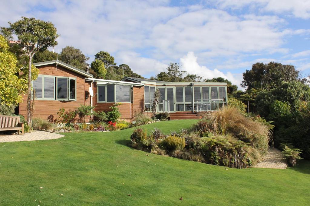 a house with a lawn in front of it at Sails Ashore Lodge in Half-moon Bay