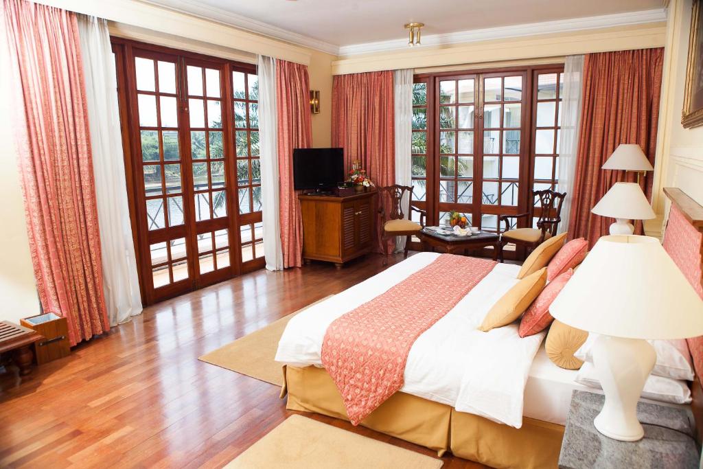 Postel nebo postele na pokoji v ubytování Mahaweli Reach Hotel