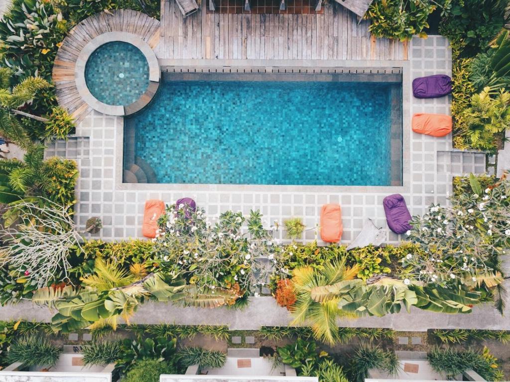 an overhead view of a swimming pool with plants at Ibludan Hotel in Senggigi 