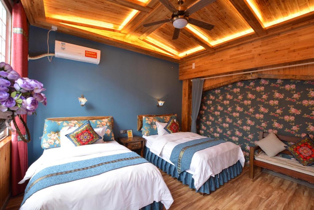 Postel nebo postele na pokoji v ubytování Floral Hotel · Baihui Living Zhangjiajie