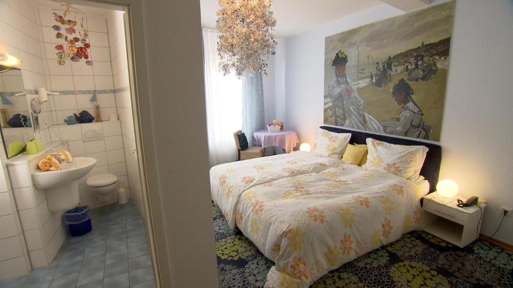 1 Schlafzimmer mit einem Bett und einem Bad in der Unterkunft Hotel Gästehaus Priester in Limburg an der Lahn