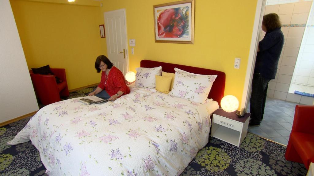 Postel nebo postele na pokoji v ubytování Hotel Gästehaus Priester