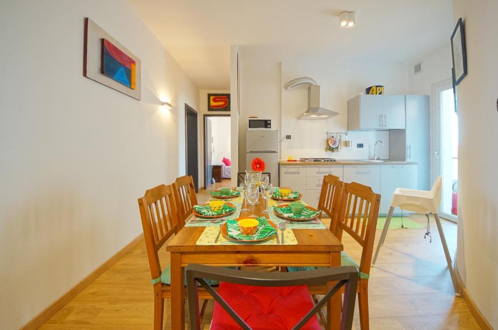 een keuken en eetkamer met een tafel en stoelen bij Nino Bixio TREVISO WIFI in Treviso