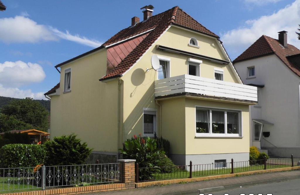 uma casa amarela e branca com uma cerca em Köster & Hahnemann em Rinteln