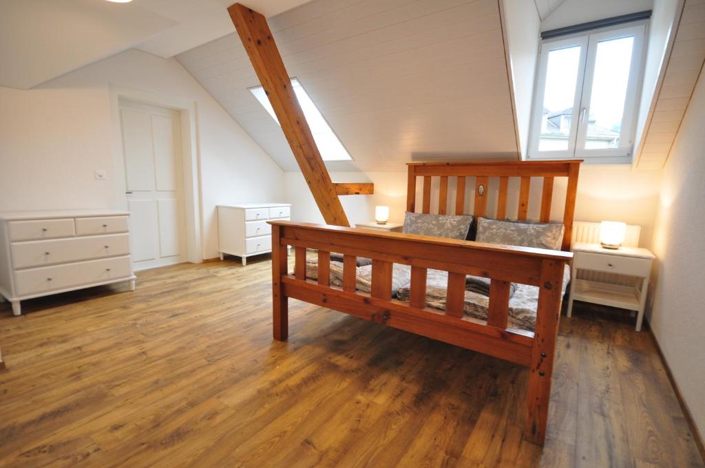 インターラーケンにあるInterlaken Central 4の屋根裏に大きな木製ベッドが備わるベッドルーム1室が備わります。