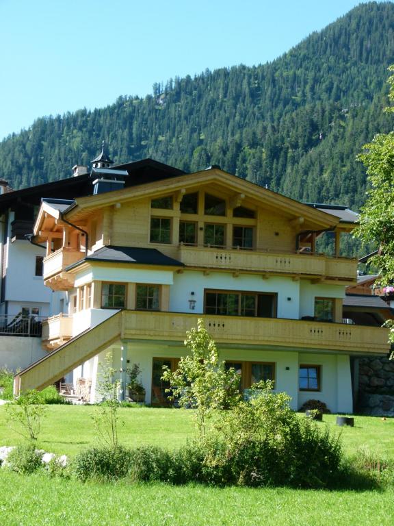 un gran edificio con una montaña en el fondo en Beim Wagner en Waidring