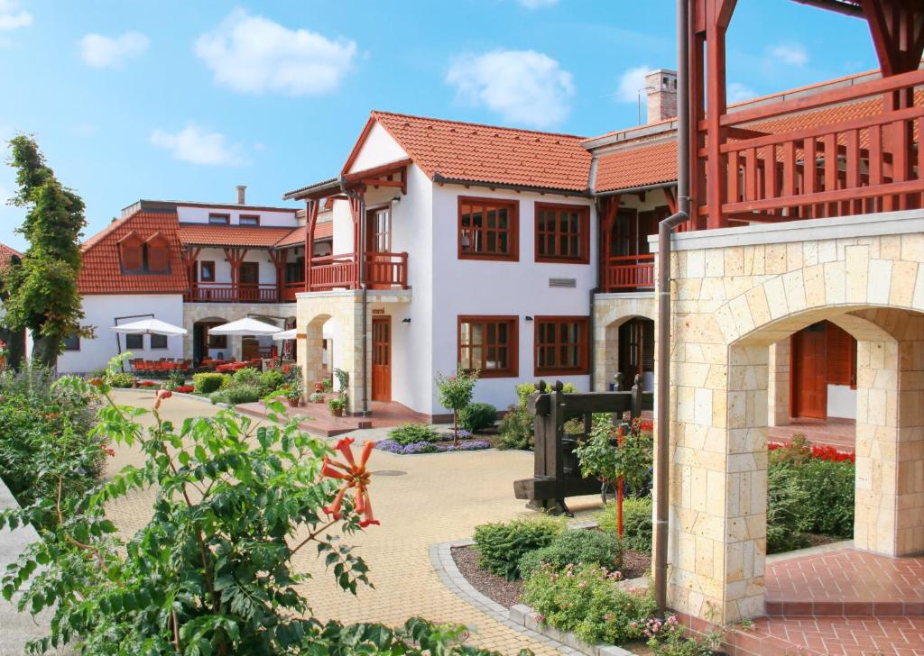 a view of a building with a courtyard at Magita Hotel in Erdőbénye