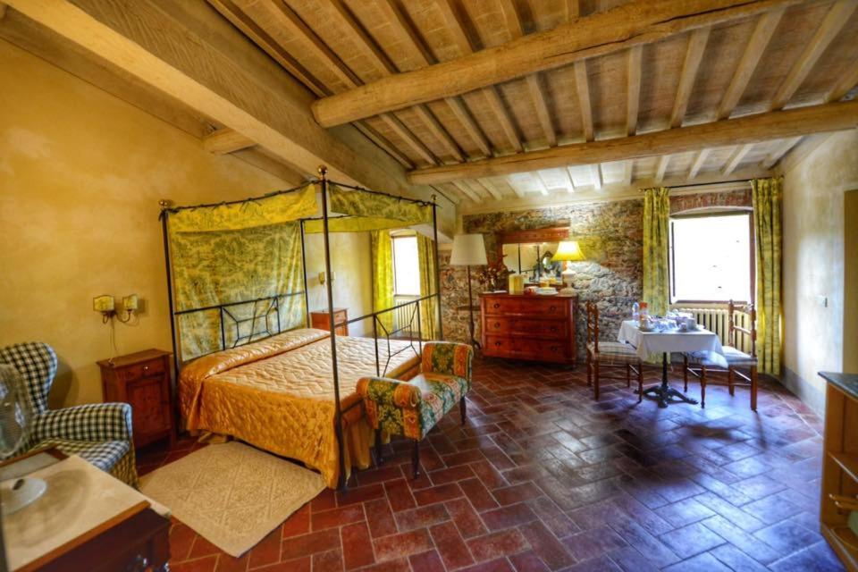 een slaapkamer met een bed en een tafel in een kamer bij Locanda Di Alberi in Borgo San Lorenzo