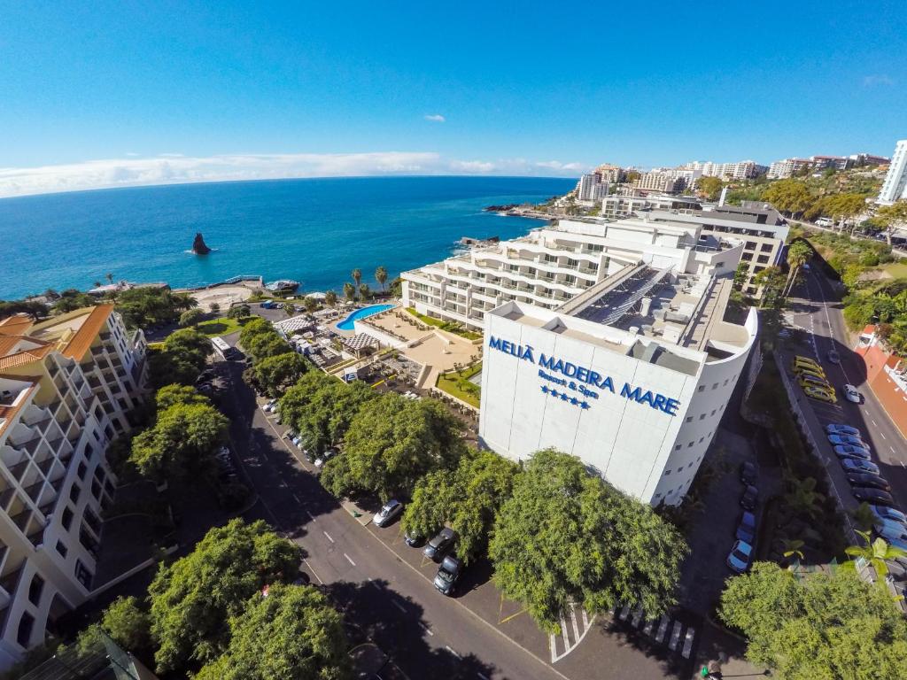 uma vista aérea do hotel waikoloa com o oceano em Melia Madeira Mare em Funchal