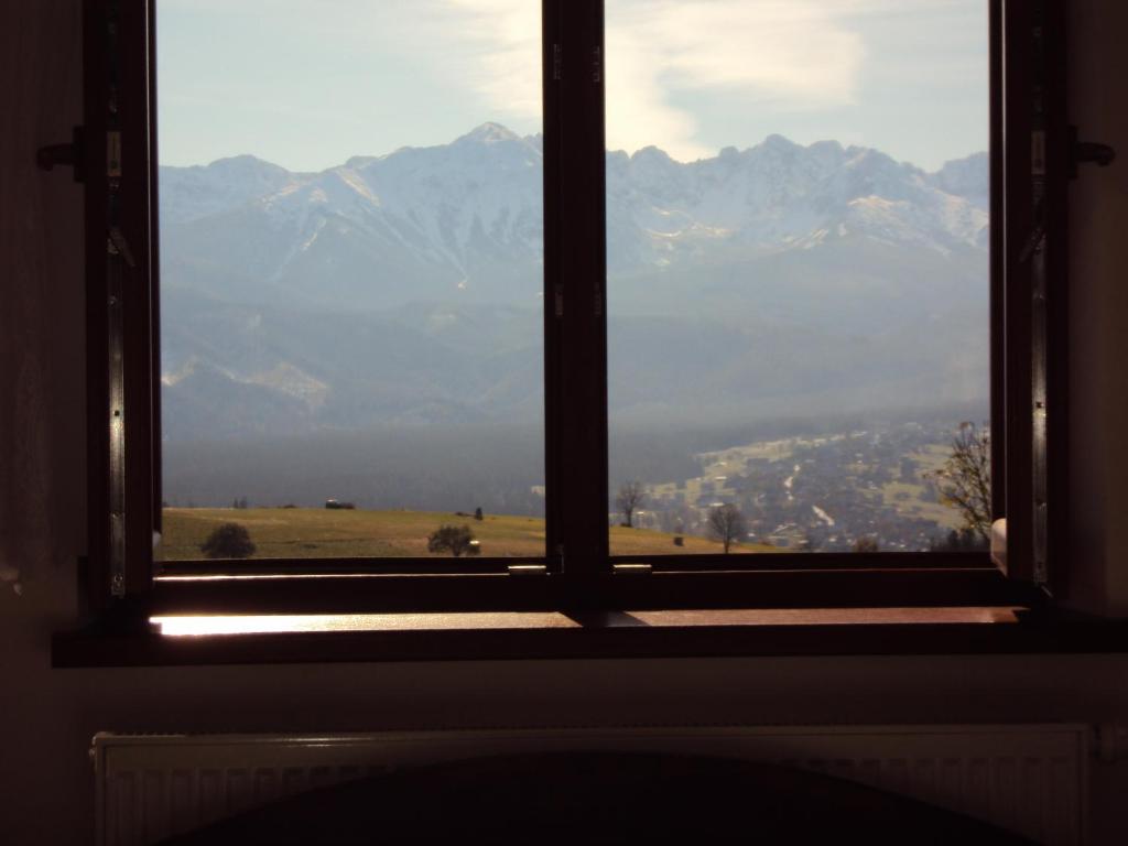 a window with a view of a mountain range at Pokoje gościnne Kamińscy in Gliczarów