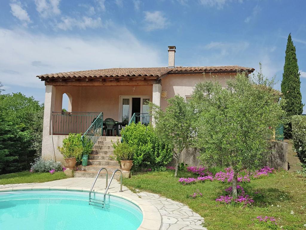une maison avec une piscine en face de celle-ci dans l'établissement Modern villa with private pool, à Cornillon