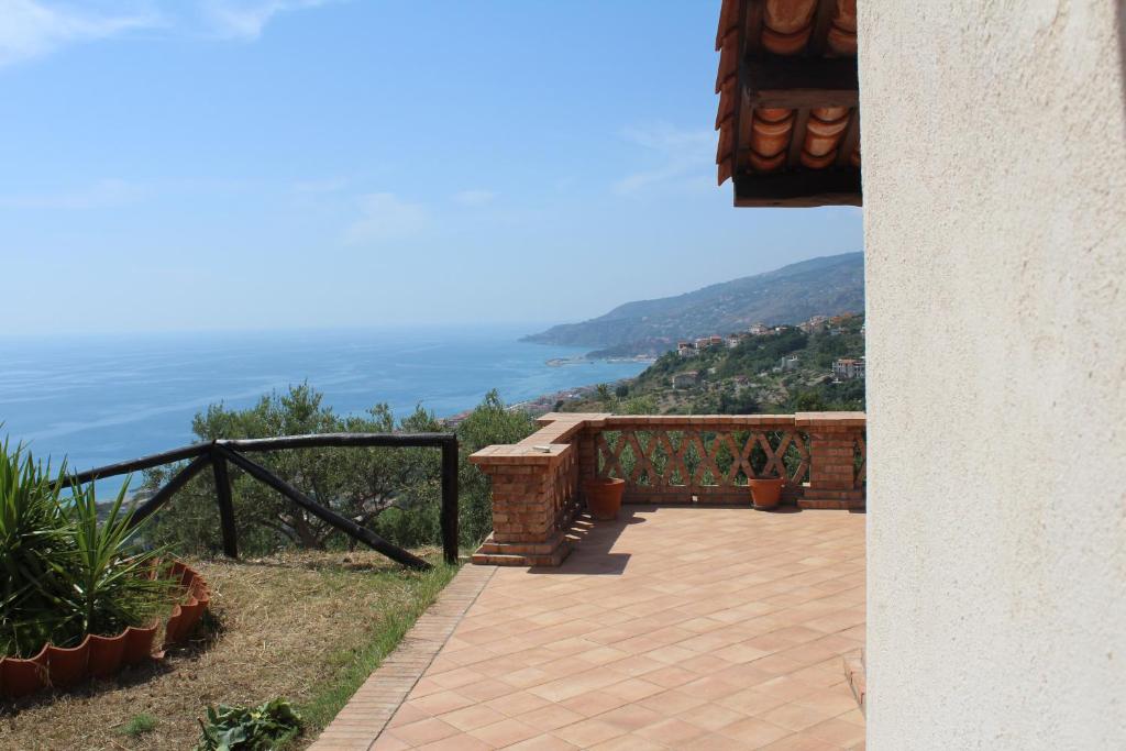 un balcone di una casa con vista sull'oceano di Casetta ai Malvitani a Cetraro