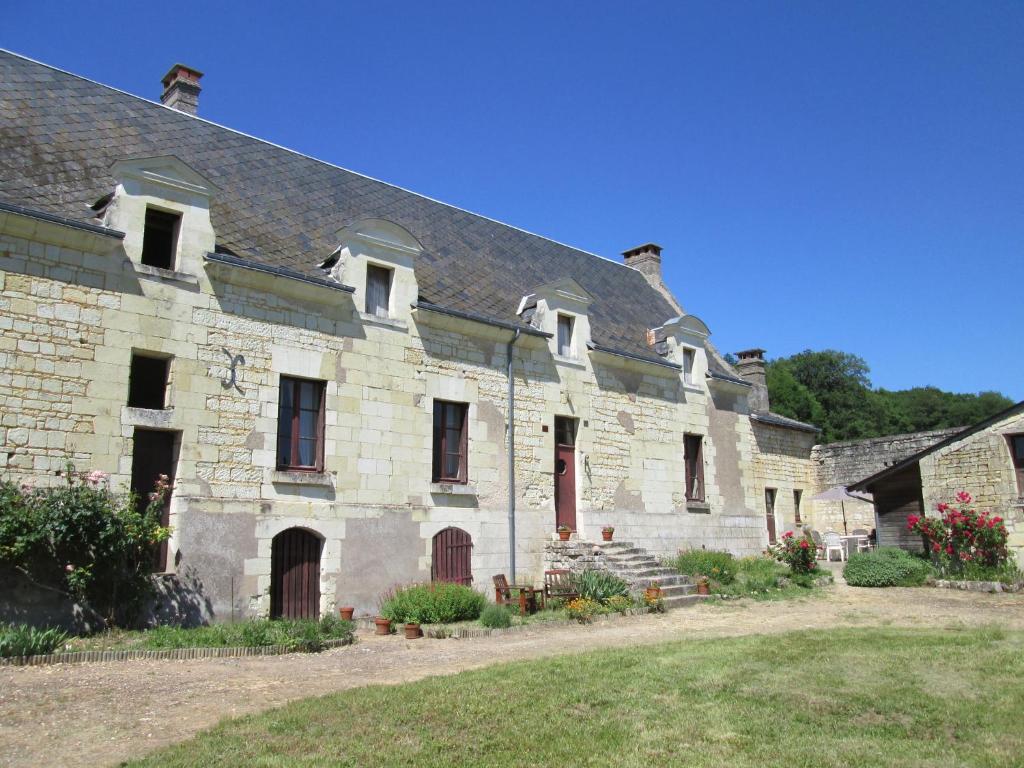 LernéにあるHoliday home near the forest in Lernの前庭付きの古い石造りの建物