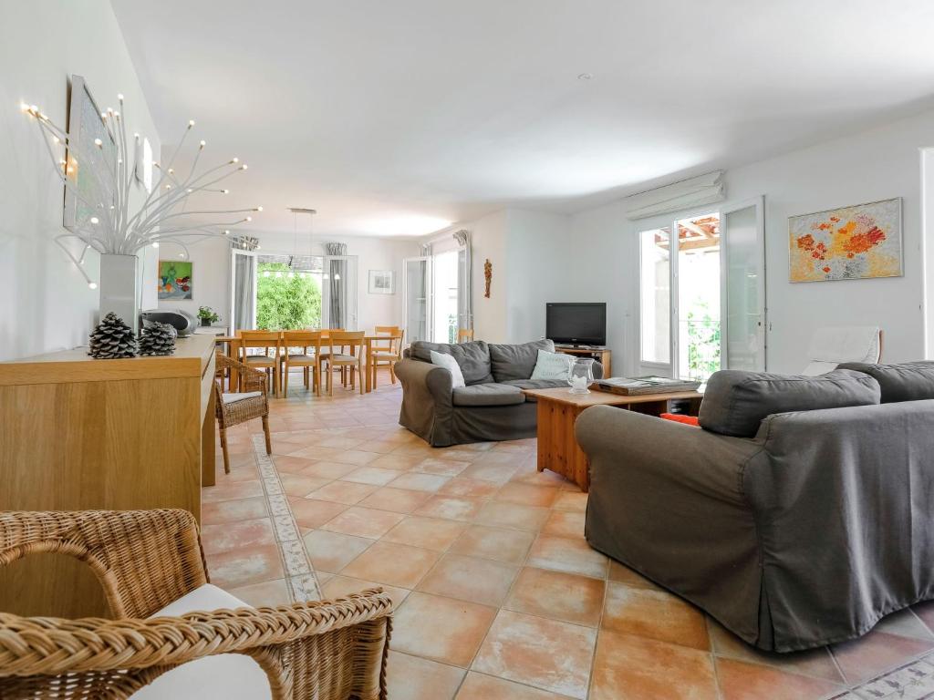 - un salon avec des canapés et une salle à manger dans l'établissement Villa in Vidauban with Private Pool, à Vidauban