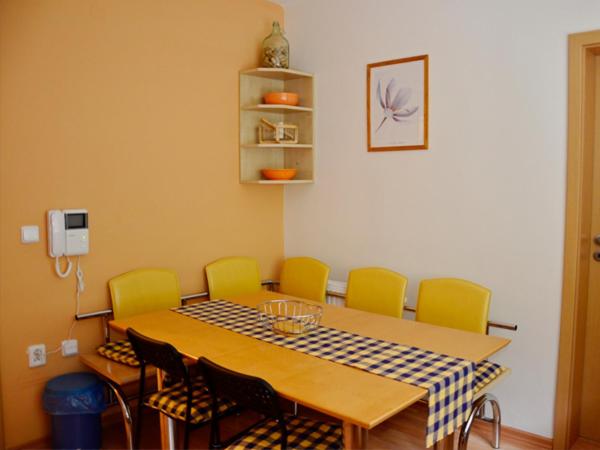 una sala da pranzo con tavolo e sedie gialle di Apartmán KINALI Horní Lipová a Ober Lindewiese