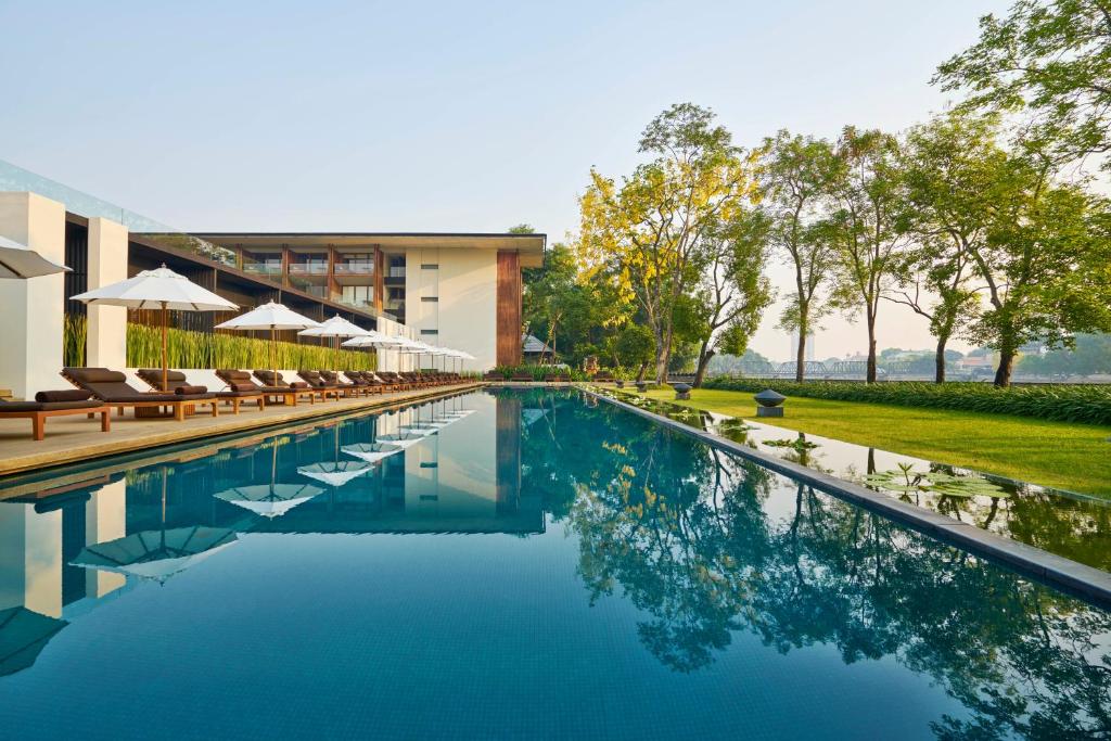 ein Bild von einem Swimmingpool in einem Ferienresort in der Unterkunft Anantara Chiang Mai Resort in Chiang Mai