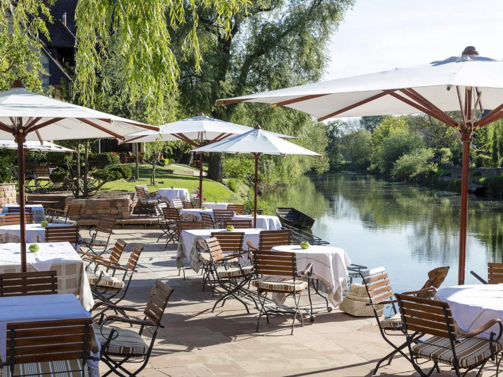 Výhled na řeku, která protéká v blízkosti hotelu