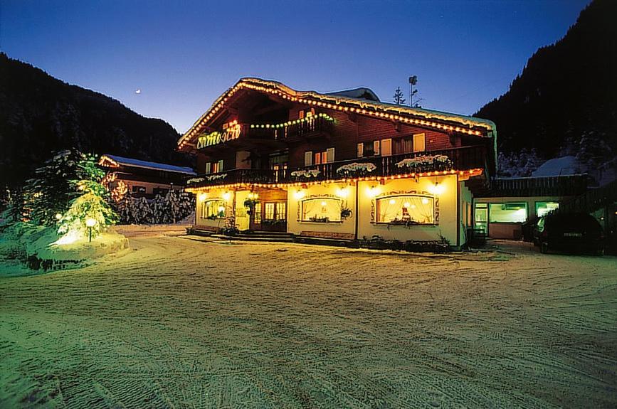 Nespecifikovaný výhled na hory nebo výhled na hory při pohledu z hotelu