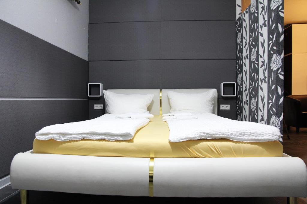 dos camas sentadas una al lado de la otra en una habitación en Apartment Caplex, en Oldenburg