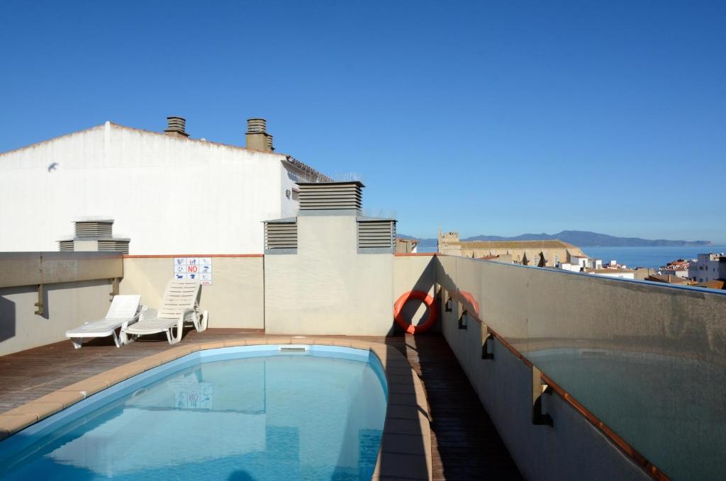 Bazén v ubytovaní Mestral - apartamentos céntricos alebo v jeho blízkosti
