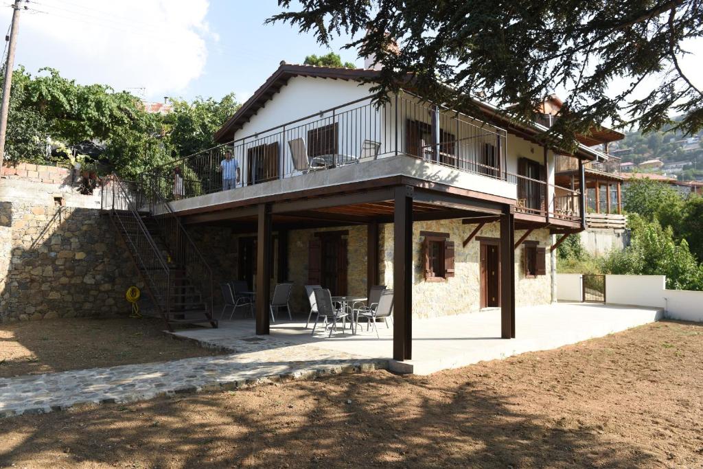 een huis met een balkon er bovenop bij Spiti tis Irinis in Pedoulas