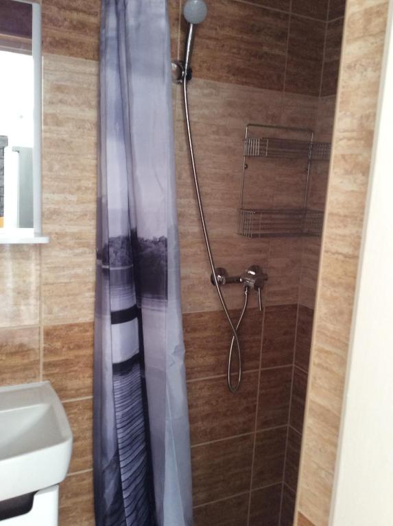 A bathroom at A bástya árnyéka
