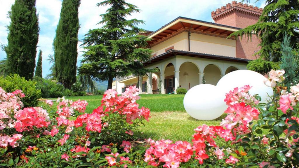 una casa con flores rosas delante de ella en Villa Torre Zisa, en Teramo