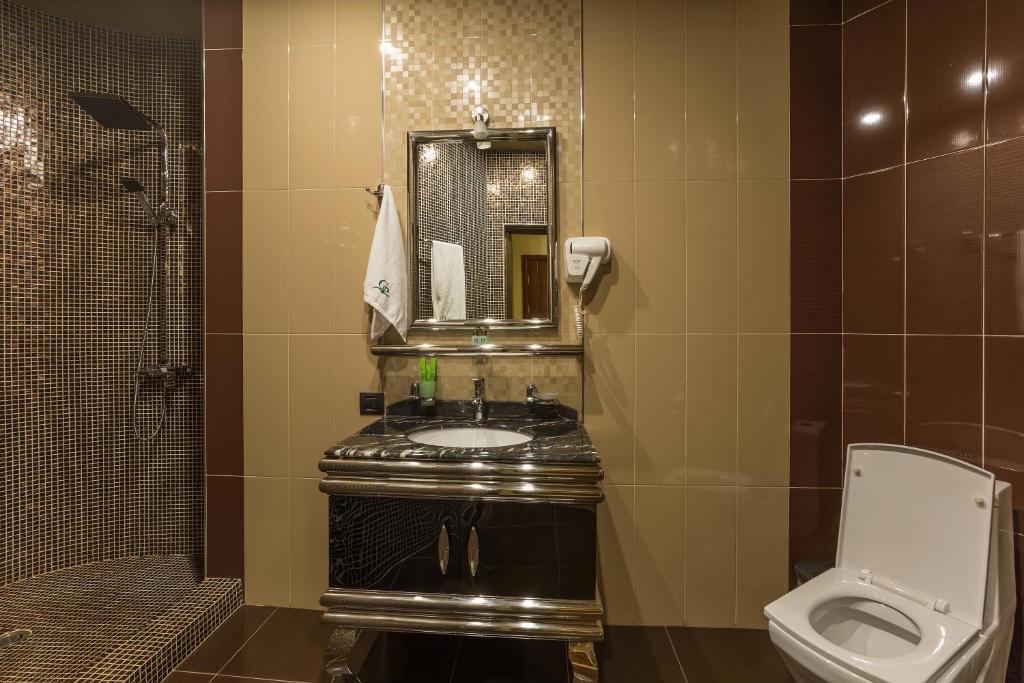 Koupelna v ubytování Green Palace Hotel