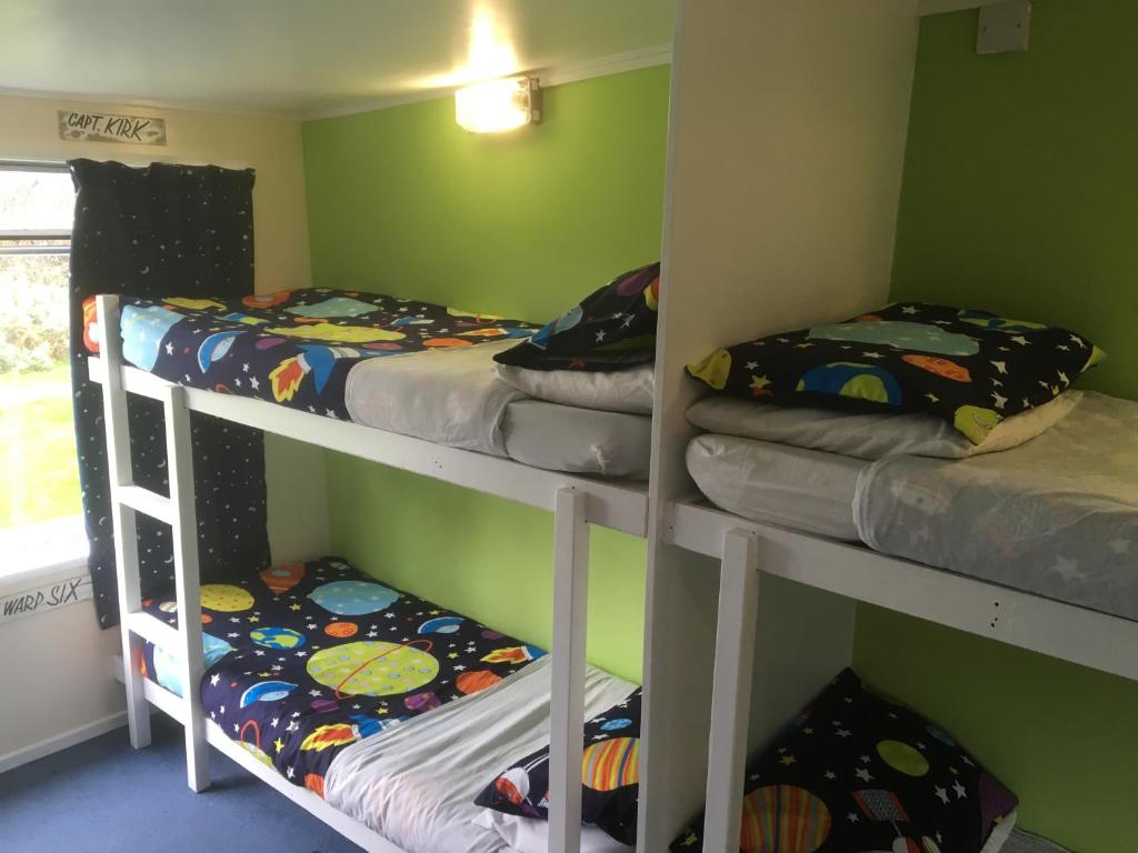 Postel nebo postele na pokoji v ubytování Skye Backpackers