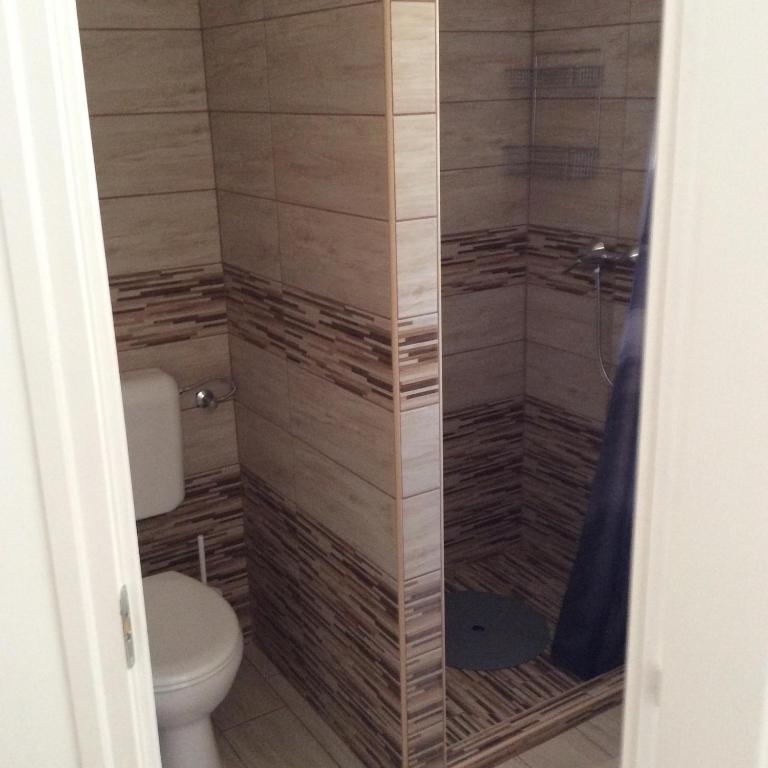 A bathroom at A bástya árnyéka