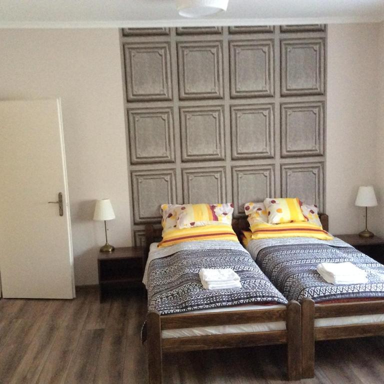 A bed or beds in a room at A bástya árnyéka