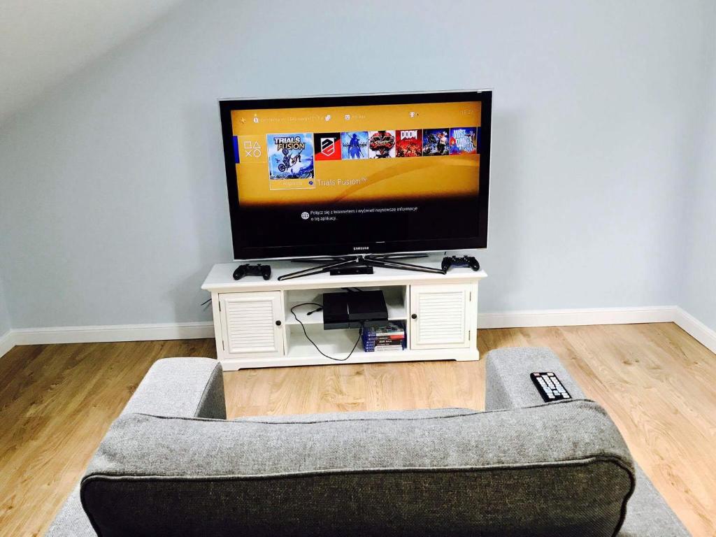 Telewizja i/lub zestaw kina domowego w obiekcie Apartamenty Platinum