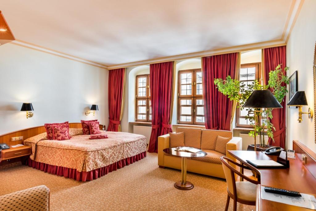 Pokój hotelowy z łóżkiem i biurkiem w obiekcie Romantik Hotel Bülow Residenz w Dreźnie