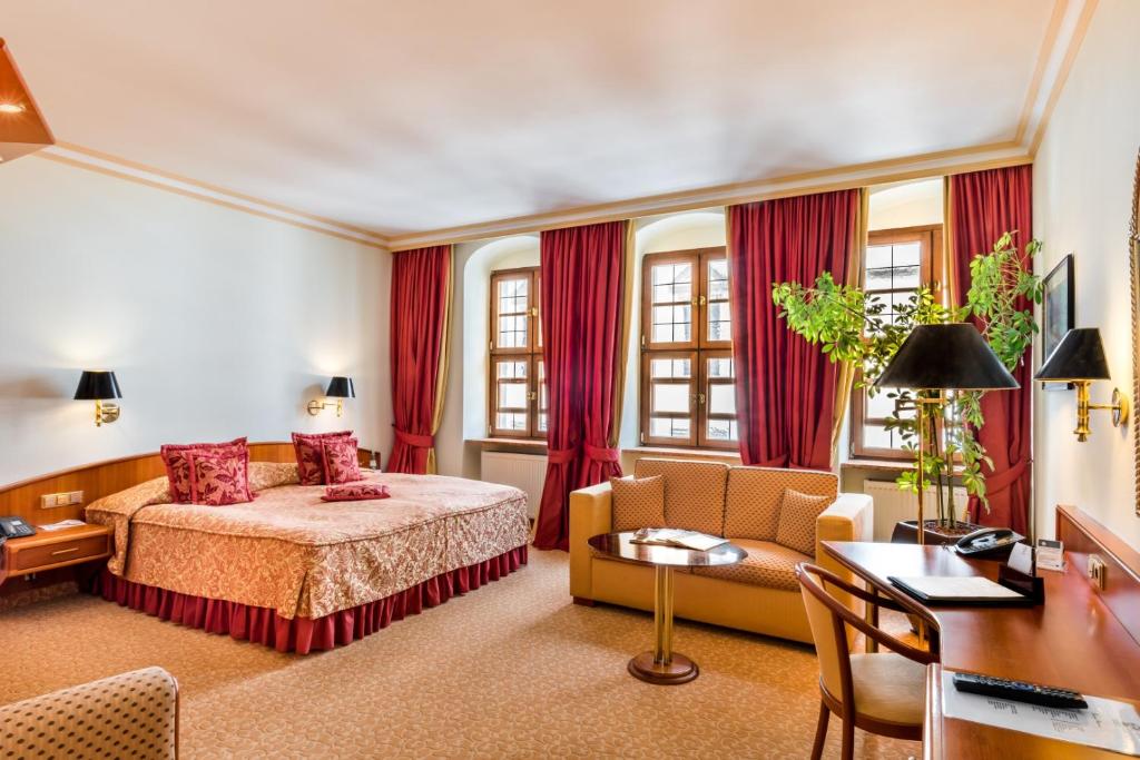 una camera d'albergo con un letto e una scrivania di Romantik Hotel Bülow Residenz a Dresda