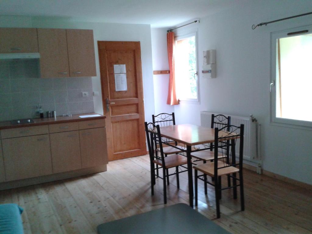 le bon air est dans le pre - Two-Bedroom Apartment