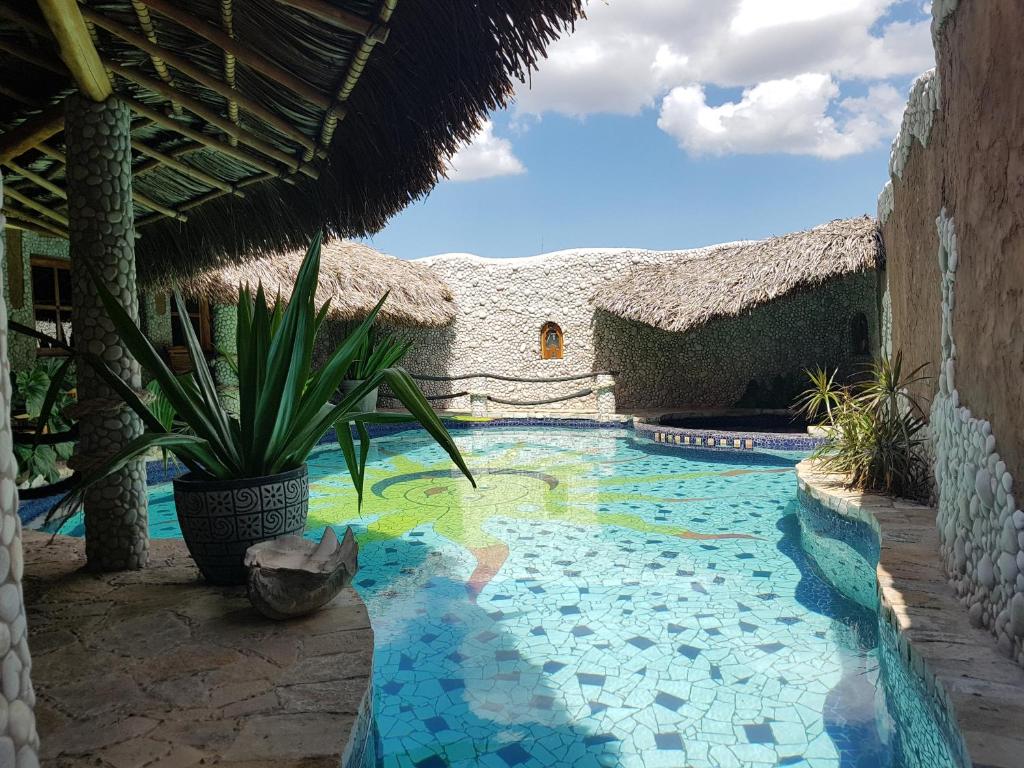 uma piscina no meio de uma casa em Hotel La Hasienda em Kupang