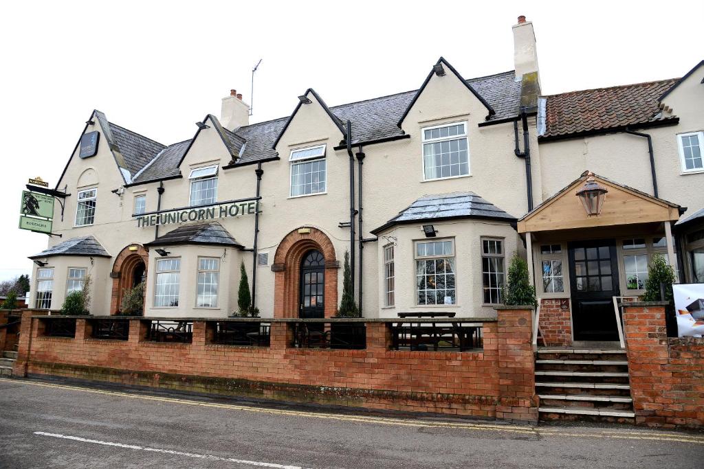 a building on the side of a street at Unicorn, Gunthorpe by Marston's Inns in Lowdham