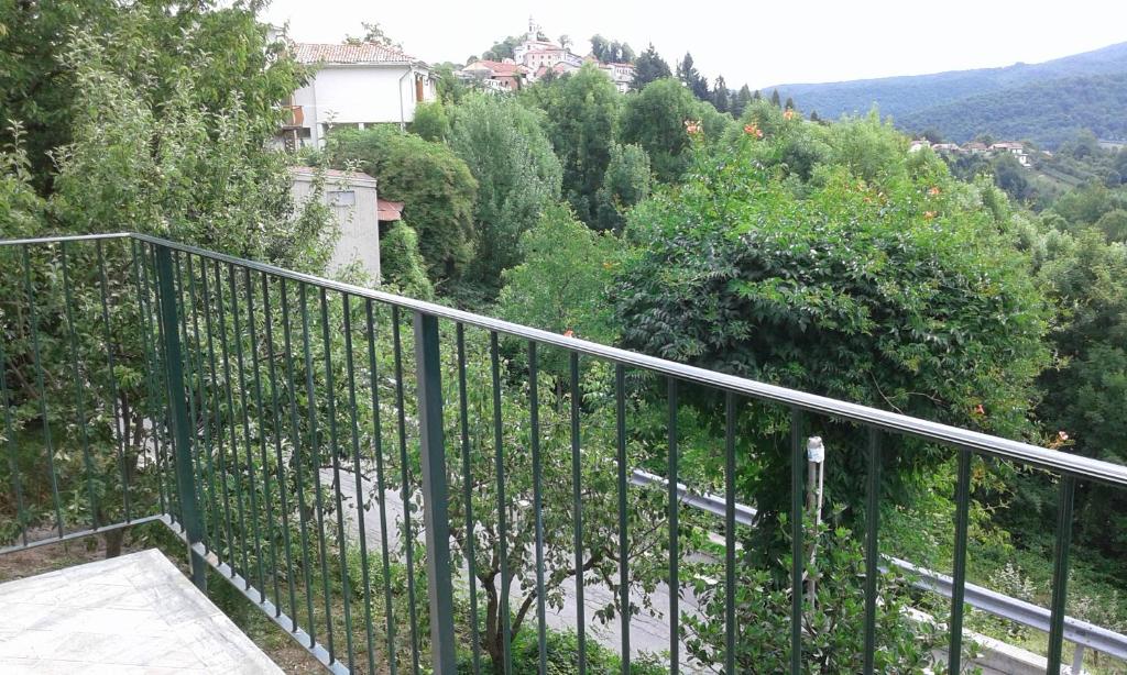 Casa delle Rose في Roa Marenca: شرفة مطلة على الجبل