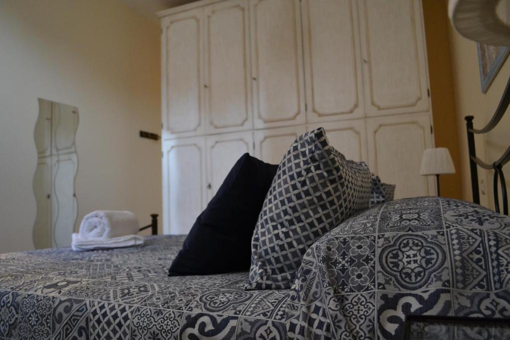 アグリジェントにあるCori e Amuri Sicilian Home Apartmentsのベッド(白黒の枕付)