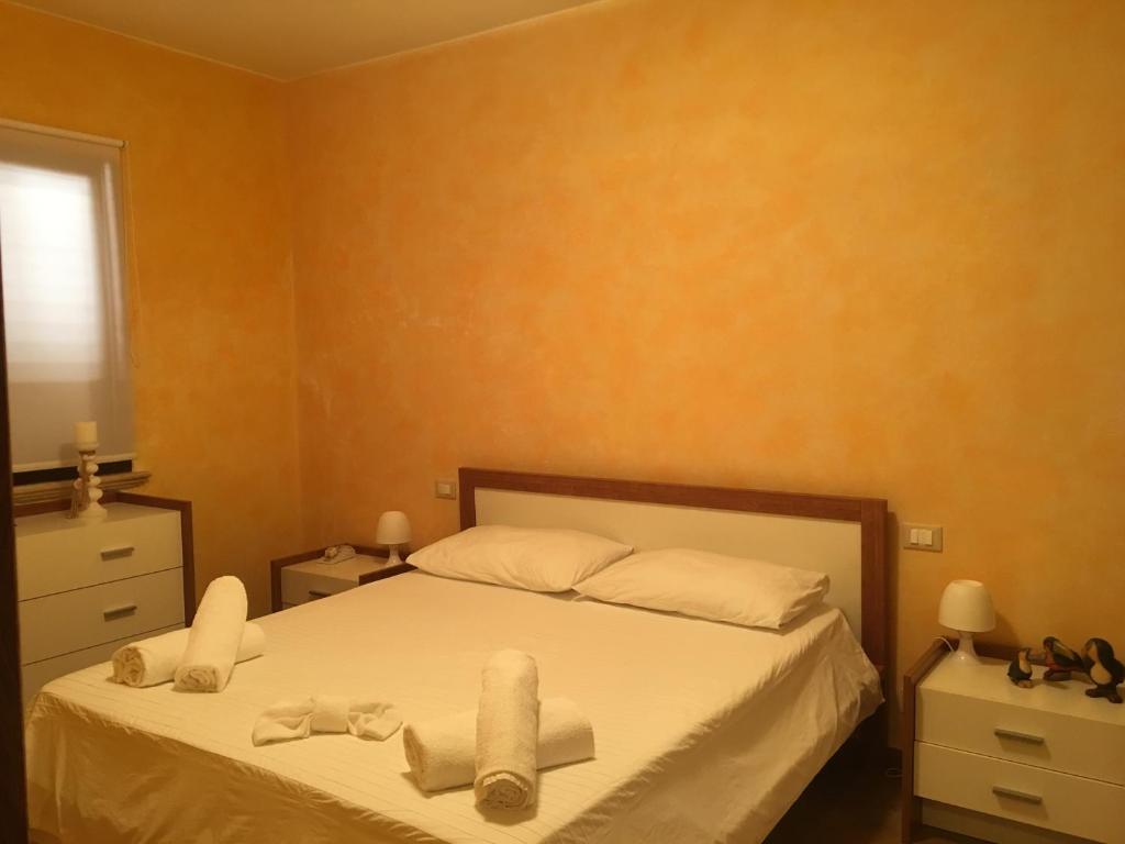 クストナーチにあるIl Mare Che Bacia La Spiaggiaのベッドルーム1室(タオル付)