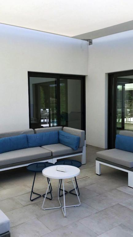 A seating area at Villa las Colinas Golf Resort