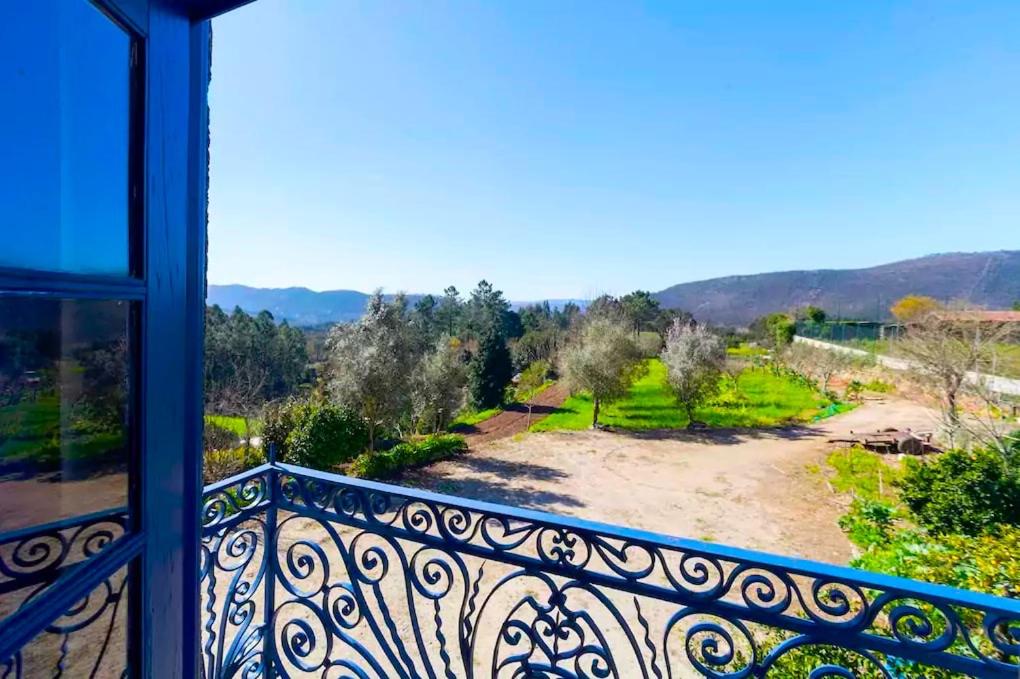 einen Balkon mit Blick auf ein Feld in der Unterkunft Porto Countryside House in Aguiar de Sousa