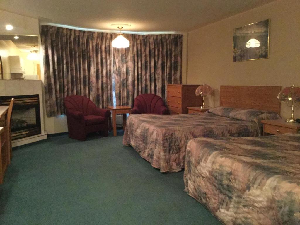 Postel nebo postele na pokoji v ubytování Western Budget Motel East Red Deer