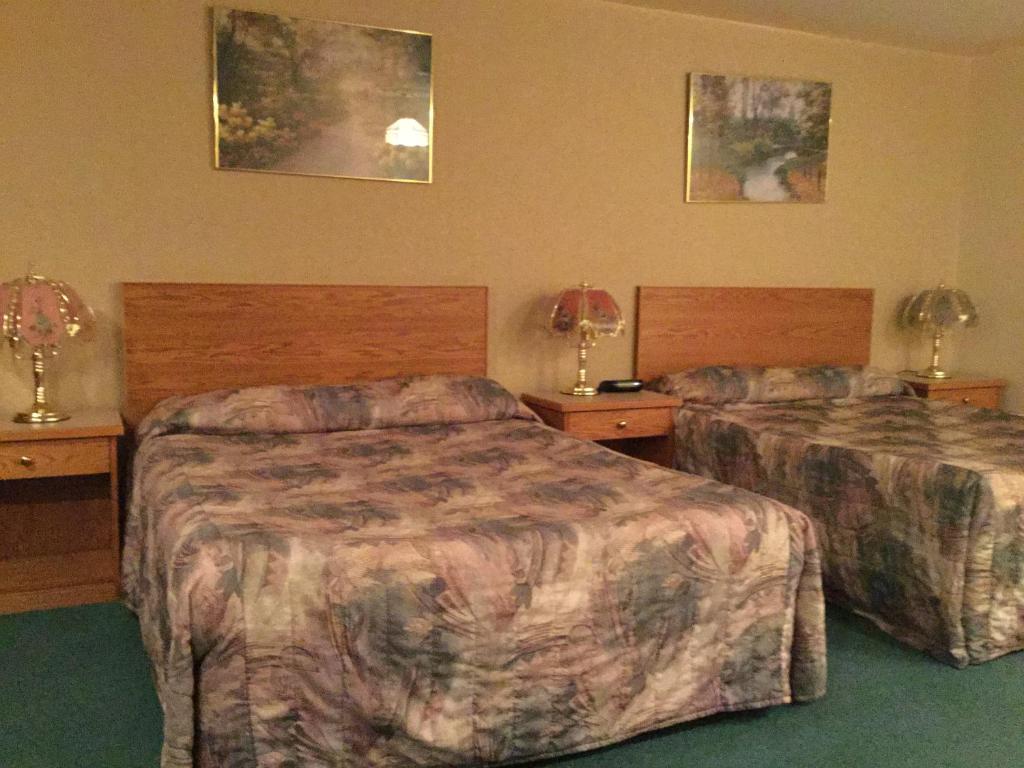 Postel nebo postele na pokoji v ubytování Western Budget Motel East Red Deer