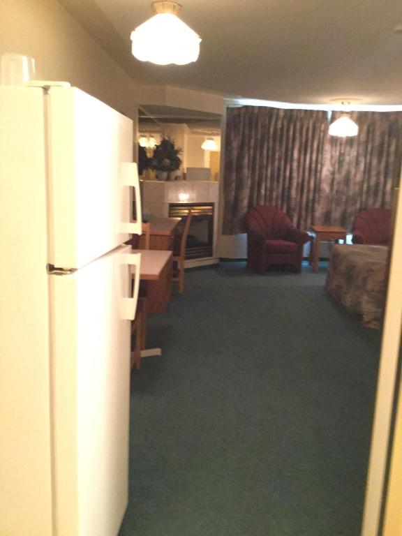 Kuchyň nebo kuchyňský kout v ubytování Western Budget Motel East Red Deer