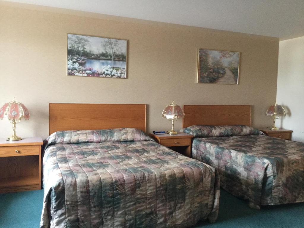 Postel nebo postele na pokoji v ubytování Western Budget Motel East Red Deer