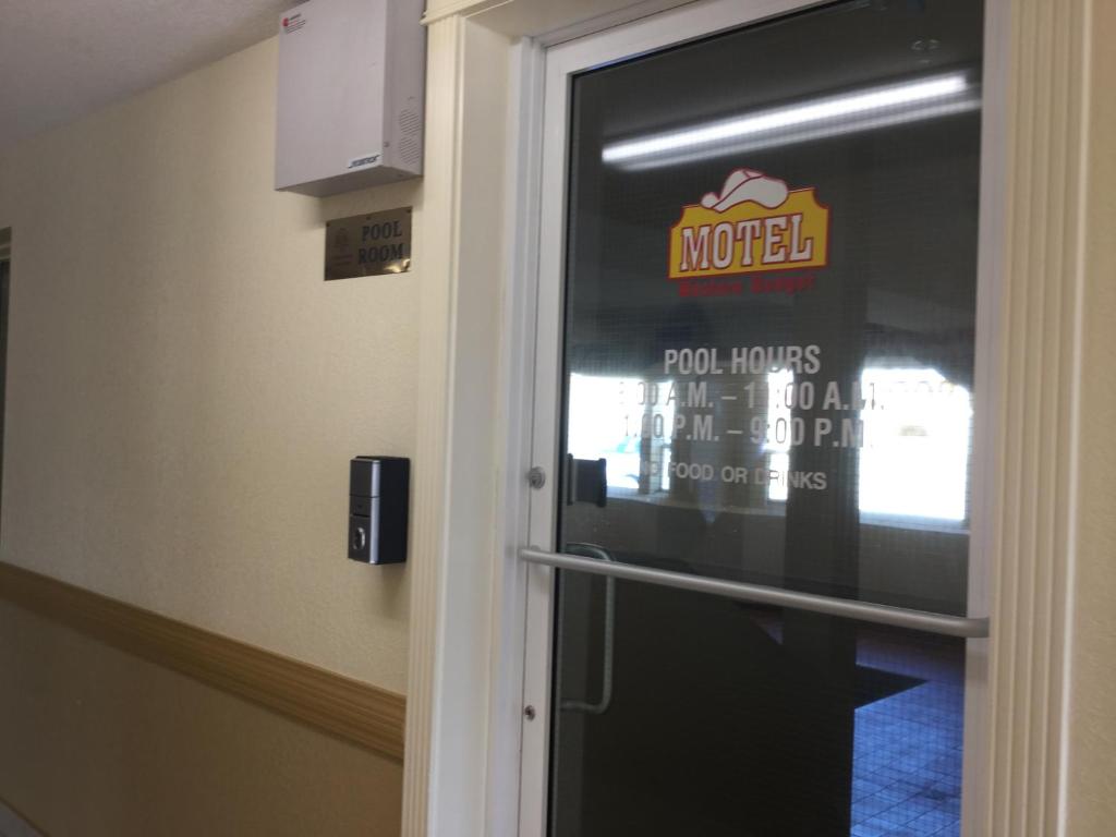 Certifikát, hodnocení, plakát nebo jiný dokument vystavený v ubytování Western Budget Motel East Red Deer