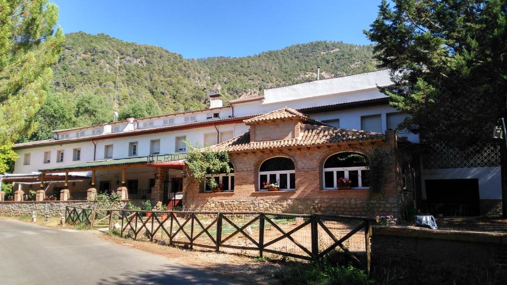 阿羅約弗里奧的住宿－Pensión Rural Arroyo la Teja，前面有栅栏的建筑