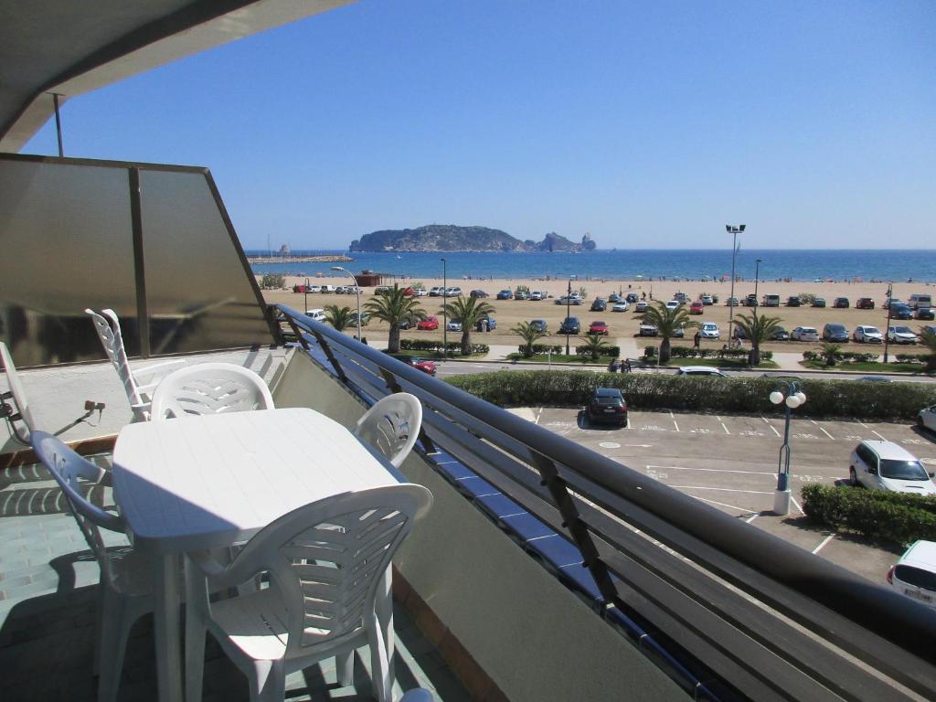 レスタルティットにあるRocamaura II 2 8 inmoestartitのビーチの景色を望むバルコニー(テーブル、椅子付)